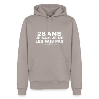 28 Jahre | Humor Geschenk zum 28. Geburtstag - Männer Premium Bio Hoodie - Taupe - Vorne - Nico (187cm)