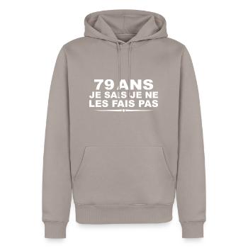 79 Jahre alt | Humor Geschenk zum 79. Geburtstag - Männer Premium Bio Hoodie - Taupe - Vorne - Nico (187cm)