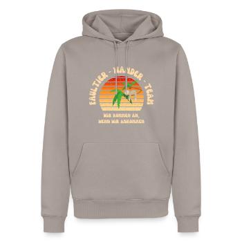 Wandern Faultier Wanderteam lustig Schrift retro - Männer Premium Bio Hoodie - Taupe - Vorne - Nico (187cm)