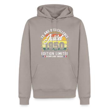 Vintage 1950 Juillet Rétro Anniversaire 73 Ans - Sweat à capuche Premium bio Homme - taupe - Devant - Nico (187cm)