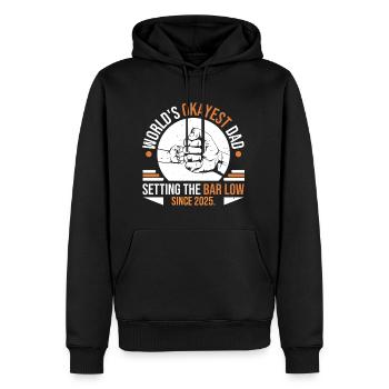 Der okayste Vater der Welt legt die Messlatte seit 2025 niedrig - Männer Premium Bio Hoodie - Schwarz - Vorne - Nico (187cm)