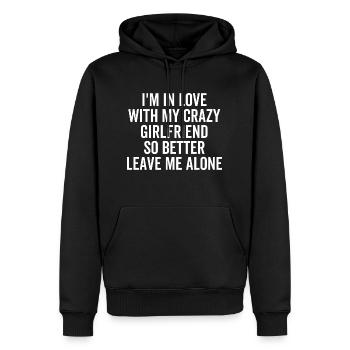 Ich bin so besser in meine verrückte Freundin verliebt - Männer Premium Bio Hoodie - Schwarz - Vorne - Nico (187cm)
