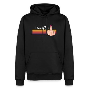 Ich bin 43 + 1 Mittelfinger-Shirt Ich bin 43 plus, - Männer Premium Bio Hoodie - Schwarz - Vorne - Nico (187cm)