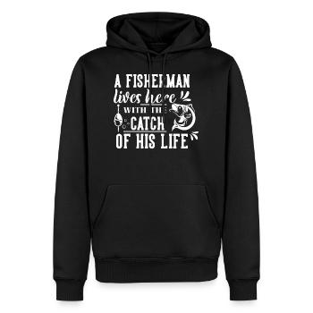 Ein Fischer lebt hier mit dem Fang seines Lebens - Männer Premium Bio Hoodie - Schwarz - Vorne - Nico (187cm)