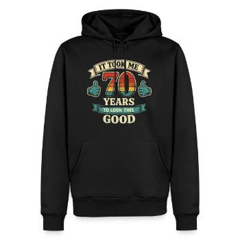 70 Jahre, um so schön zu sein – Jubiläumshumor - Männer Premium Bio Hoodie - Schwarz - Vorne - Nico (187cm)