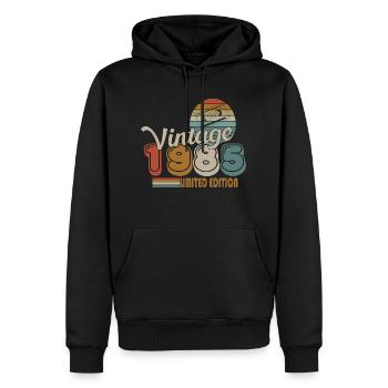 1985 - Männer Premium Bio Hoodie - Schwarz - Vorne - Nico (187cm)