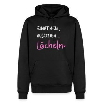 Einatmen. Ausatmen. Lächeln - Sprüche Statement - Männer Premium Bio Hoodie - Schwarz - Vorne - Nico (187cm)