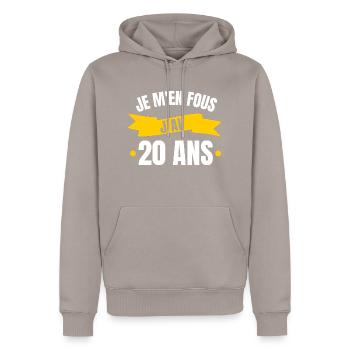 je m en fous j'ai 20 ans - Sweat à capuche Premium bio Homme - taupe - Devant - Nico (187cm)