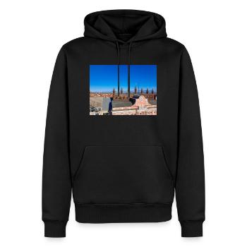 Rostocker Skyline und Altstadt hinter dem Rathaus - Männer Premium Bio Hoodie - Schwarz - Vorne - Nico (187cm)