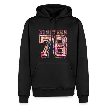 NINETEEN 1978 B - Männer Premium Bio Hoodie - Schwarz - Vorne - Nico (187cm)