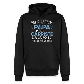 Carpiste homme.Pêcheur. pêche. Poisson cadeau - Sweat à capuche Premium bio Homme - noir - Devant - Nico (187cm)