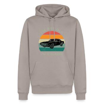 je ne suis pas vieux je suis un classique - anniversaire - Sweat à capuche Premium bio Homme - taupe - Devant - Nico (187cm)