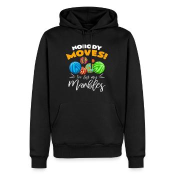 Keiner bewegt sich ich suche meine Murmeln Spruch - Männer Premium Bio Hoodie - Schwarz - Vorne - Nico (187cm)