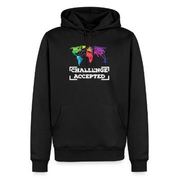 TRAVELING: Challenge Accepted - Männer Premium Bio Hoodie - Schwarz - Vorne - Nico (187cm)