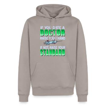 Docteur - Si vous sortez avec un docteur - Sweat à capuche Premium bio Homme - taupe - Devant - Nico (187cm)