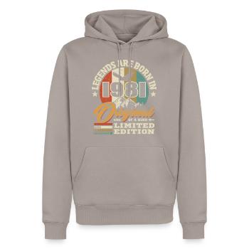 Original limitierte Auflage 1981 - Männer Premium Bio Hoodie - Taupe - Vorne - Nico (187cm)