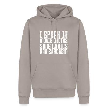 I Speak In Movie Quotes, Song Lyrics, And Sarcasm3 - Männer Premium Bio Hoodie - Taupe - Vorne - Nico (187cm)