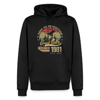 43 Jahre alt Bis zur Perfektion gealtert geboren: November 1981 - Männer Premium Bio Hoodie - Schwarz - Vorne - Nico (187cm)