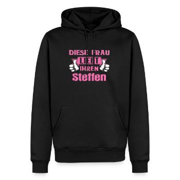 Diese Frau liebt ihren Steffen - Männer Premium Bio Hoodie - Schwarz - Vorne - Nico (187cm)