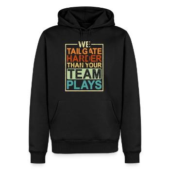 We Tailgate Harder Than Your Team Plays - Männer Premium Bio Hoodie - Schwarz - Vorne - Nico (187cm)