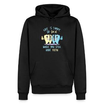 Life Is Short So Smile While You Still Have Teeth - Männer Premium Bio Hoodie - Schwarz - Vorne - Nico (187cm)
