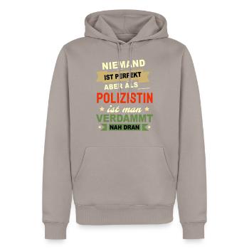 Polizistin Geschenk - Männer Premium Bio Hoodie - Taupe - Vorne - Nico (187cm)
