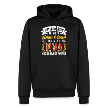 NVA Unterschätze niemals einen Mann Osten DDR Ossi - Männer Premium Bio Hoodie - Schwarz - Vorne - Nico (187cm)