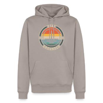 Bleiben Sie geerdet Shirt, Elektrotechnik, - Männer Premium Bio Hoodie - Taupe - Vorne - Nico (187cm)