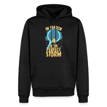 Sturmjäger In Search Of The Perfect Storm - Männer Premium Bio Hoodie - Schwarz - Vorne - Nico (187cm)