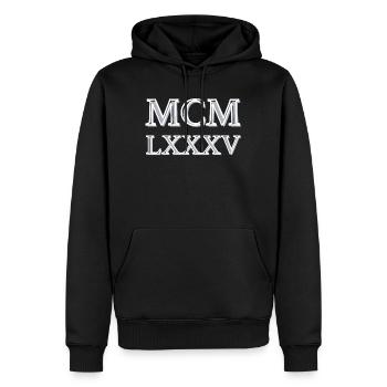 Roman numerals 1985 - MCMLXXXV - Männer Premium Bio Hoodie - Schwarz - Vorne - Nico (187cm)