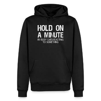 Attendez une minute, je suis occupé à réagir de manière excessive - Sweat à capuche Premium bio Homme - noir - Devant - Nico (187cm)