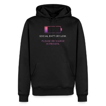 Social Battery Low – Bitte laden Sie sich privat auf - Männer Premium Bio Hoodie - Schwarz - Vorne - Nico (187cm)