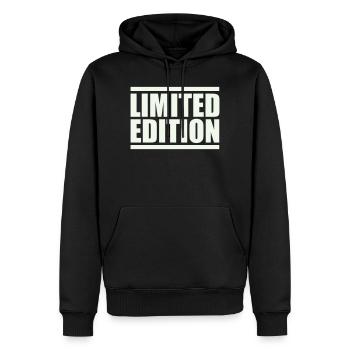 Limitierte Auflage Großbuchstaben - Männer Premium Bio Hoodie - Schwarz - Vorne - Nico (187cm)