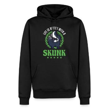 Life is better with a Skunk Stinktier - Männer Premium Bio Hoodie - Schwarz - Vorne - Nico (187cm)