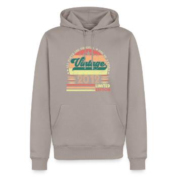Cadeau d’anniversaire Retro 2012. Vintage 2012. - Sweat à capuche Premium bio Homme - taupe - Devant - Nico (187cm)