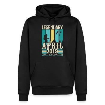 April 2019 Jubiläumsgeschenk, Jahrgang April 2019 - Männer Premium Bio Hoodie - Schwarz - Vorne - Nico (187cm)