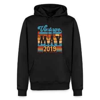 Mai 2019, Vintage-Geburtstagsgeschenk Mai 2019. - Männer Premium Bio Hoodie - Schwarz - Vorne - Nico (187cm)