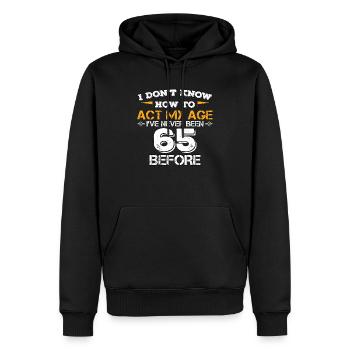 Soixante-cinq ans, né en 1953 - Sweat à capuche Premium bio Homme - noir - Devant - Nico (187cm)
