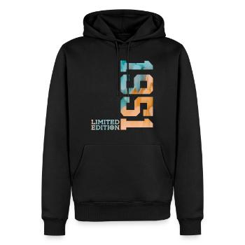 75E ANNIVERSAIRE ÉDITION LIMITÉE 1951 - Sweat à capuche Premium bio Homme - noir - Devant - Nico (187cm)