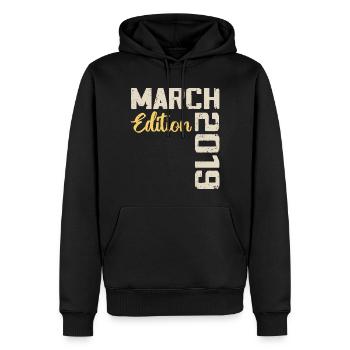 März 2019 Geburtstagsgeschenk März 2019 - Männer Premium Bio Hoodie - Schwarz - Vorne - Nico (187cm)