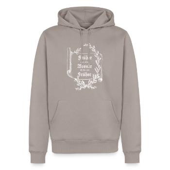 Schriftrolle Lorbeerkranz FRÜHER WAR ALLES BESSER - Männer Premium Bio Hoodie - Taupe - Vorne - Nico (187cm)
