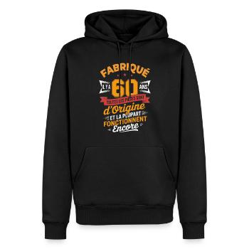 T-shirt 60 Ans Humour – Pièces d’Origine - Sweat à capuche Premium bio Homme - noir - Devant - Nico (187cm)