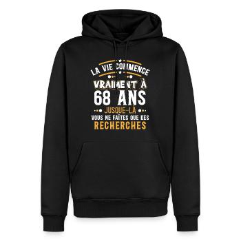 Anniversaire 68 ans. Idée Cadeau Humour Citations - Sweat à capuche Premium bio Homme - noir - Devant - Nico (187cm)