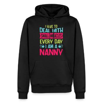 Ich habe jeden Tag mit kleinen Wundern zu tun - Männer Premium Bio Hoodie - Schwarz - Vorne - Nico (187cm)
