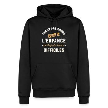 Anniversaire 57 ans Idée cadeau date de naissance - Sweat à capuche Premium bio Homme - noir - Devant - Nico (187cm)