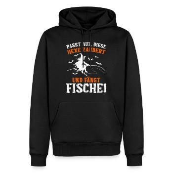Halloween Shirt Die Hexe Zaubert und Fängt Fische - Männer Premium Bio Hoodie - Schwarz - Vorne - Nico (187cm)