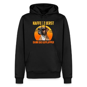 Deutscher Boxer KAFFEE ZUERST DANN DAS GEPLAPPER - Männer Premium Bio Hoodie - Schwarz - Vorne - Nico (187cm)
