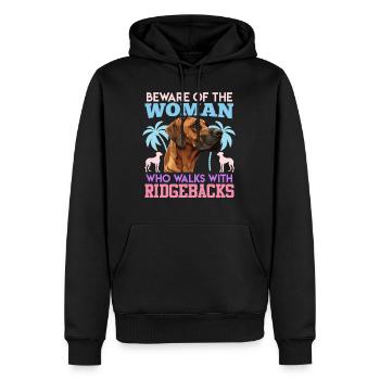 Rhodesian Ridgeback BEWARE OF THE WOMAN WHO WALKS - Männer Premium Bio Hoodie - Schwarz - Vorne - Nico (187cm)