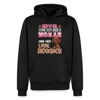 Ridgeback NEVER COME BETWEEN A WOMAN AND HER LOYAL - Männer Premium Bio Hoodie - Schwarz - Vorne - Nico (187cm)