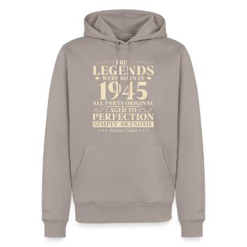 1945 Jahrgang geboren 80 Jahre - Männer Premium Bio Hoodie - Taupe - Vorne - Nico (187cm)